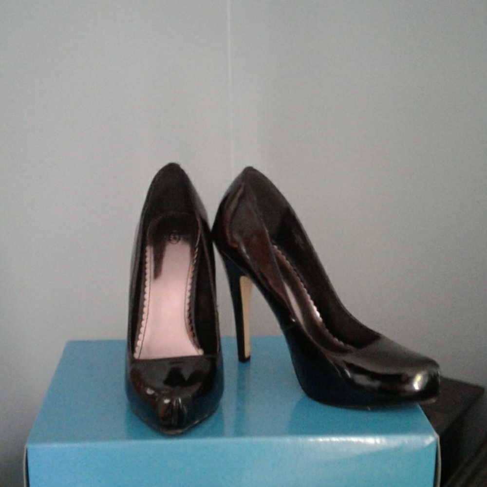 Shoes - Picture 2 of 4